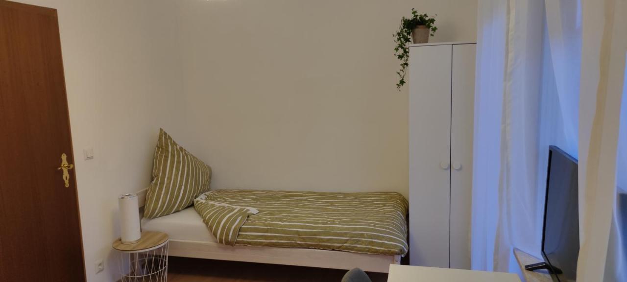 Schoene Und Optimal Gelegene Wohnung Og Weisskirchen Exterior foto